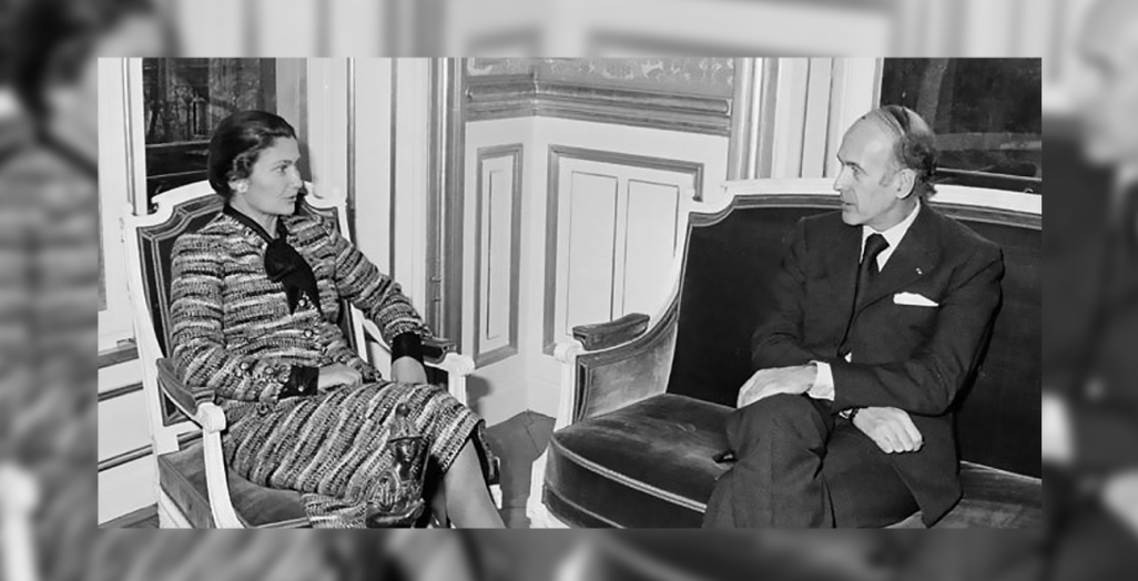 Simone Veil avec Valéry Giscard d’Estaing au lendemain de l’adoption du projet de loi relatif à l’IVG par l’Assemblée nationale, le 29 novembre 1974. Archives nationales de France, AG/5(3)/3491