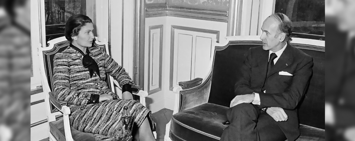 Simone Veil avec Valéry Giscard d’Estaing au lendemain de l’adoption du projet de loi relatif à l’IVG par l’Assemblée nationale, le 29 novembre 1974. Archives nationales de France, AG/5(3)/3491