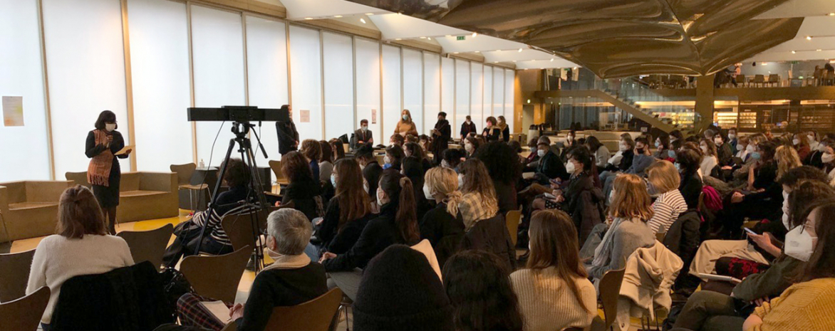 Photo de la conférence homme-femme dans les médias